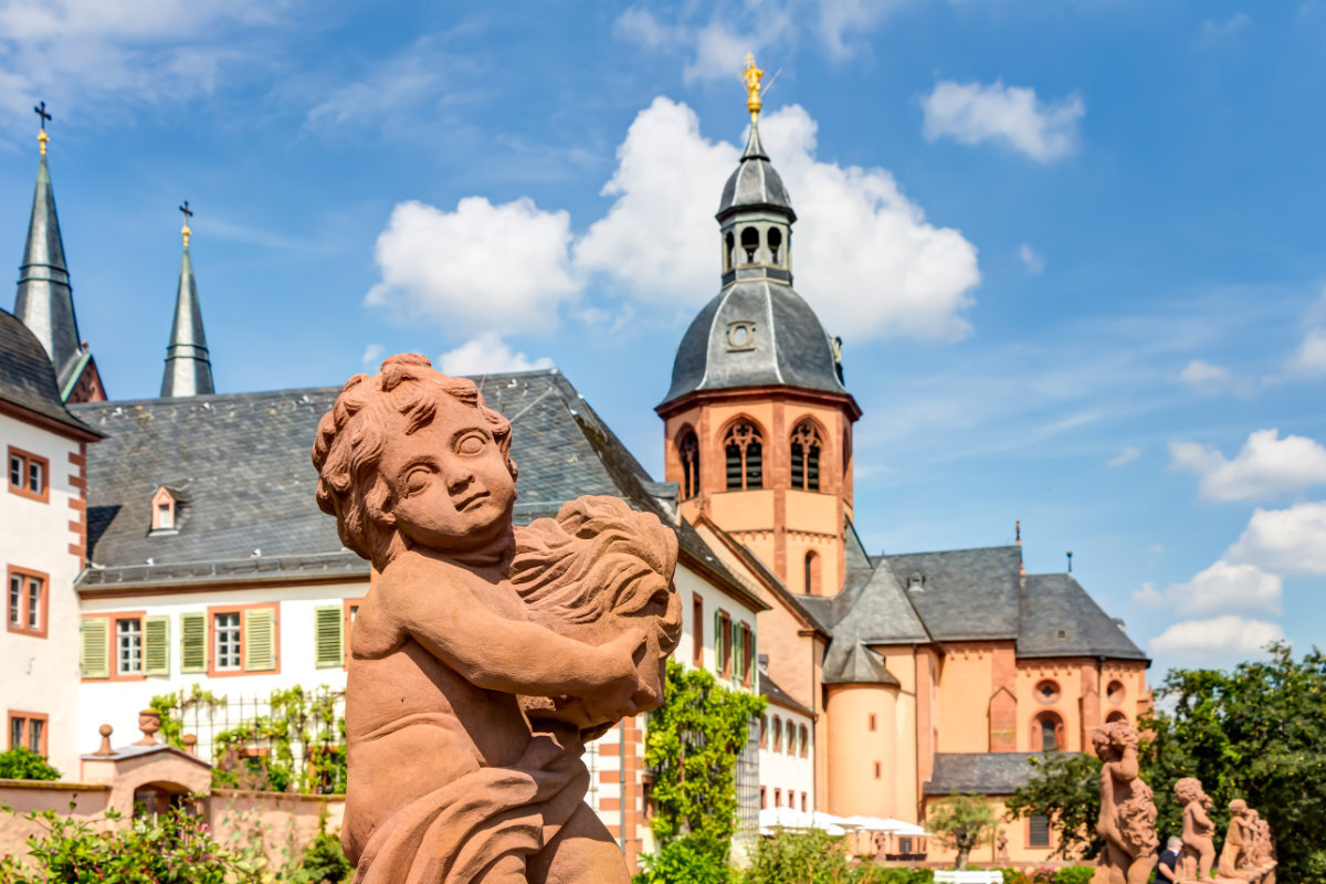 Statue im Kloster Seligenstadt im Kreis Offenbach in Hessen